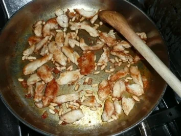 SALATE/GEFLÜGEL:Eisbergsalat mit karamelisierter Hähnchenbrust +Pfirsich - Rezept