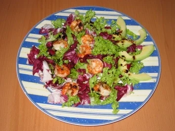 Gebratene Garnelen auf Salat - Rezept