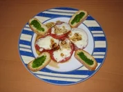 Rezept: Gratinierter Mozzarella Caprese mit Basilikumcrostini Gratinierter Mozzarella Caprese mit Basilikumcrostini - Rezept