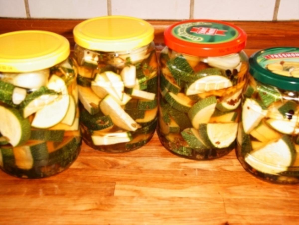 Eingelegte Zucchini mit Knobi - Rezept