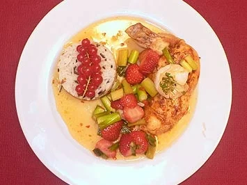 Maispoulardenbrust auf einer Soße aus Lauchzwiebeln und Erdbeeren mit Wildreis - Rezept