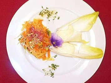 Rezept: Kalbstatartürmchen und Avocadoscheiben an Salat Kalbstatartürmchen und Avocadoscheiben an Salat - Rezept