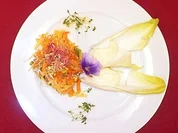 Kalbstatartürmchen und Avocadoscheiben an Salat - Rezept