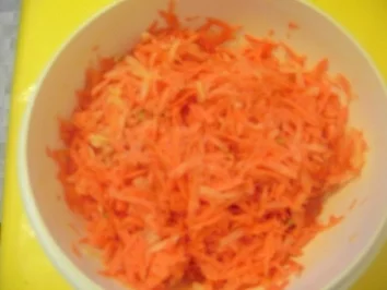 Möhrenrohkost mit Apfel und Pistazien - Rezept