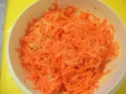 Möhrenrohkost mit Apfel und Pistazien - Rezept