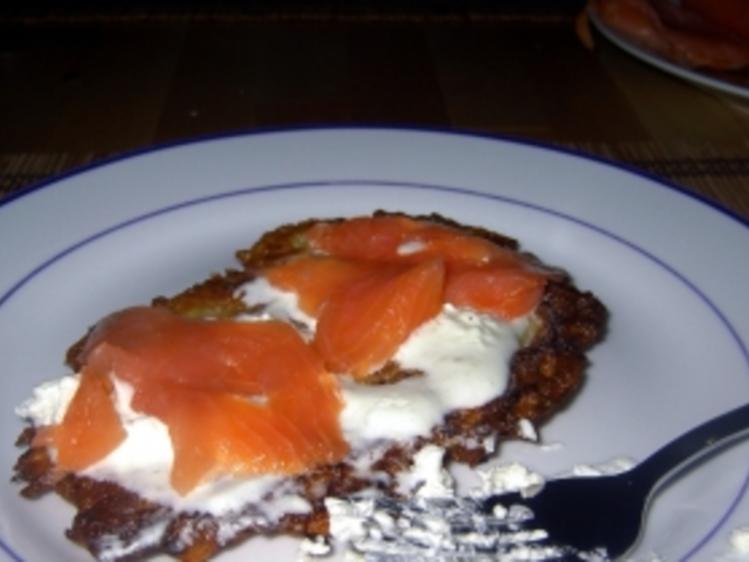 Kartoffelpuffer mit Räucherlachs und Sahnemeerrettich - einfach - 405 ... Kartoffelpuffer mit Räucherlachs und Sahnemeerrettich - einfach - 405 ...