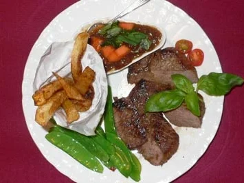 Kobe-Rind auf Zuckerschotenbett in Papaya-Basilikumkomposition - Rezept