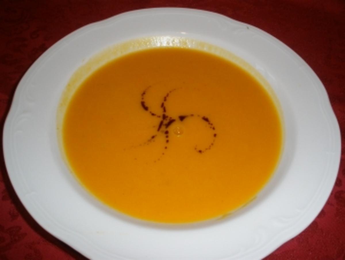 Suppe - Hokkaido-Tomaten-Suppe mit Kürbiskernöl - Rezept