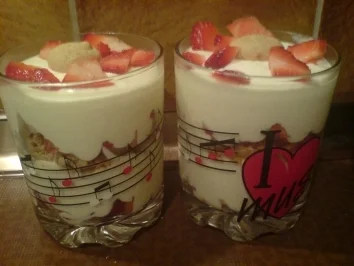 Dessert "Erdbeer-Vanille-Dessert" - Rezept