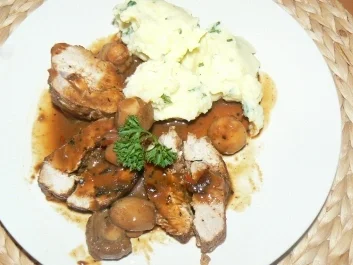 Herzhaft scharfer Schweinerollbraten mit Kartoffel-Petersilienpüree - Rezept