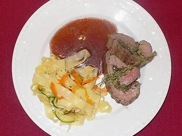 Kräuter-Rinderroulade auf Gemüsepappardelle - Rezept