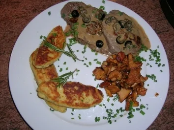 Rinderfiletscheiben mit Kartoffel-Ziegenkäsetalern und Pfifferlingen - Rezept