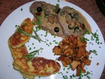 Rinderfiletscheiben mit Kartoffel-Ziegenkäsetalern und Pfifferlingen - Rezept - Bild Nr. 2