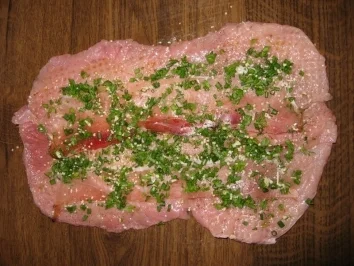 Schnitzelröllchen mit Schinken-Kräuterfüllung - Rezept - Bild Nr. 2
