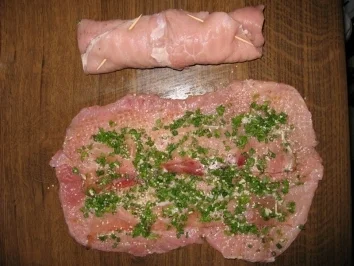 Schnitzelröllchen mit Schinken-Kräuterfüllung - Rezept - Bild Nr. 3