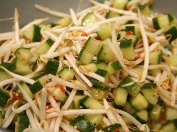 Sweet Chili - Gurkensalat mit Sprossen - Rezept