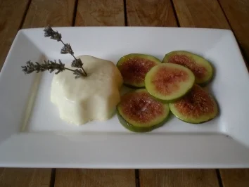 Rezept: Lavendel-Panna-Cotta mit karamelisierten Feigen Lavendel-Panna-Cotta mit karamelisierten Feigen - Rezept