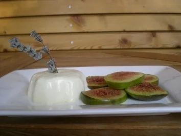 Rezept: Lavendel-Panna-Cotta mit karamelisierten Feigen Bild Nr. 2 Lavendel-Panna-Cotta mit karamelisierten Feigen - Rezept - Bild Nr. 2