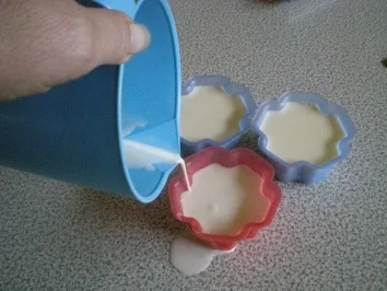 Rezept: Lavendel-Panna-Cotta mit karamelisierten Feigen Bild Nr. 7 Lavendel-Panna-Cotta mit karamelisierten Feigen - Rezept - Bild Nr. 7