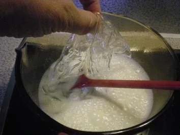 Rezept: Lavendel-Panna-Cotta mit karamelisierten Feigen Bild Nr. 5 Lavendel-Panna-Cotta mit karamelisierten Feigen - Rezept - Bild Nr. 5