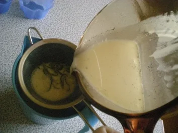 Rezept: Lavendel-Panna-Cotta mit karamelisierten Feigen Bild Nr. 6 Lavendel-Panna-Cotta mit karamelisierten Feigen - Rezept - Bild Nr. 6