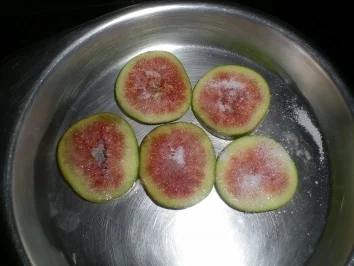 Rezept: Lavendel-Panna-Cotta mit karamelisierten Feigen Bild Nr. 8 Lavendel-Panna-Cotta mit karamelisierten Feigen - Rezept - Bild Nr. 8