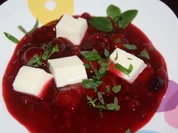 Rote Beerengrütze mit Joghurtwürfeln - Rezept