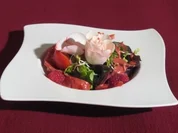 Regionale Salat mit Himbeerdressing und Brot - Rezept