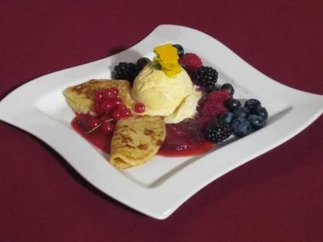 Rezept: Mini-Crepes auf Pflaumenkompottspiegel mit Früchten der Saison Mini-Crepes auf Pflaumenkompottspiegel mit Früchten der Saison - Rezept