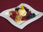 Mini-Crepes auf Pflaumenkompottspiegel mit Früchten der Saison - Rezept
