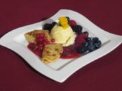 Mini-Crepes auf Pflaumenkompottspiegel mit Früchten der Saison - Rezept