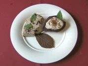 Herbsttraum - Mandeleis mit Rotweinbirne und Zimtsahne - Rezept