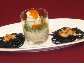 Rezept: Geköpftes Gewürztee-Ei auf Gemüsemüsli mit Kresse und Forellenkaviar Geköpftes Gewürztee-Ei auf Gemüsemüsli mit Kresse und Forellenkaviar - Rezept