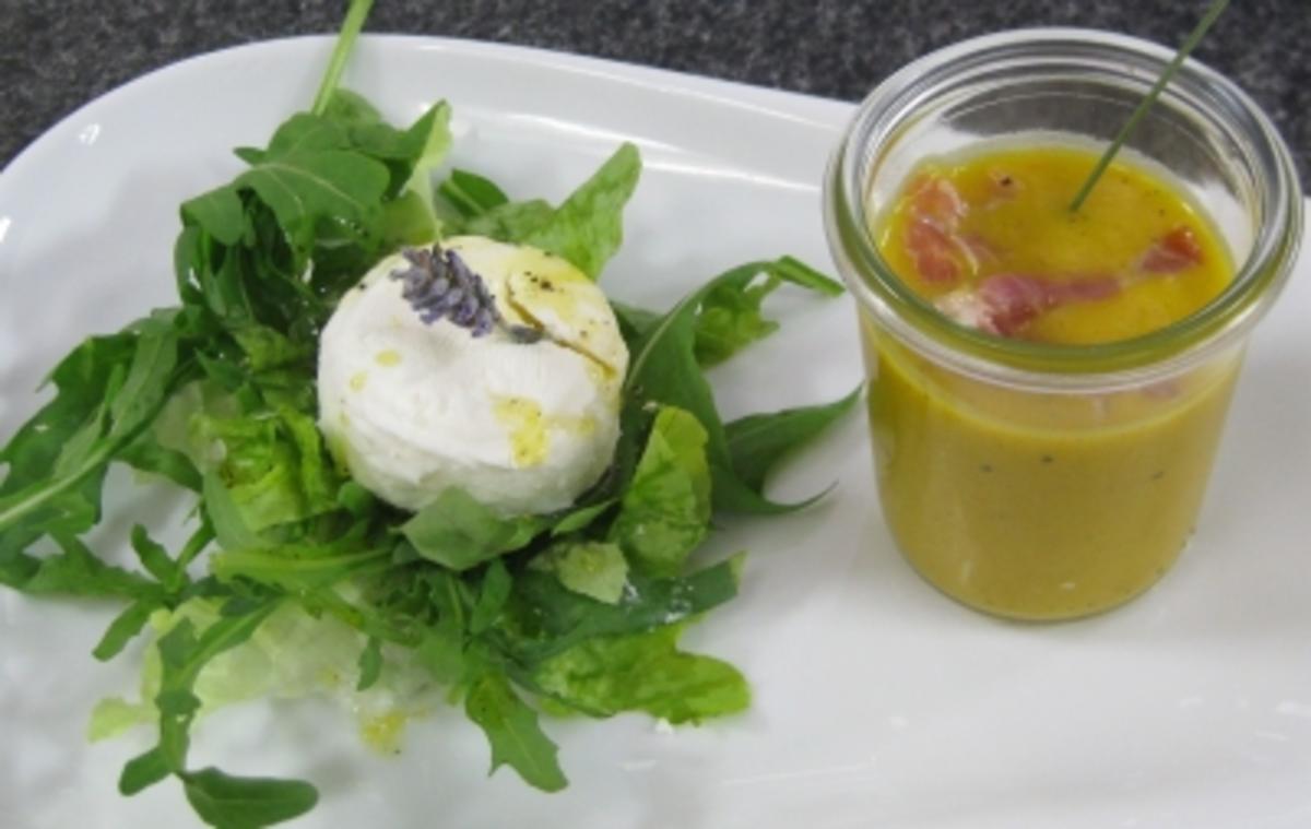 Kürbis-Melonensuppe, dazu Blattsalat mit Ziegenkäse und Lavendel - Rezept