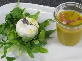 Kürbis-Melonensuppe, dazu Blattsalat mit Ziegenkäse und Lavendel - Rezept