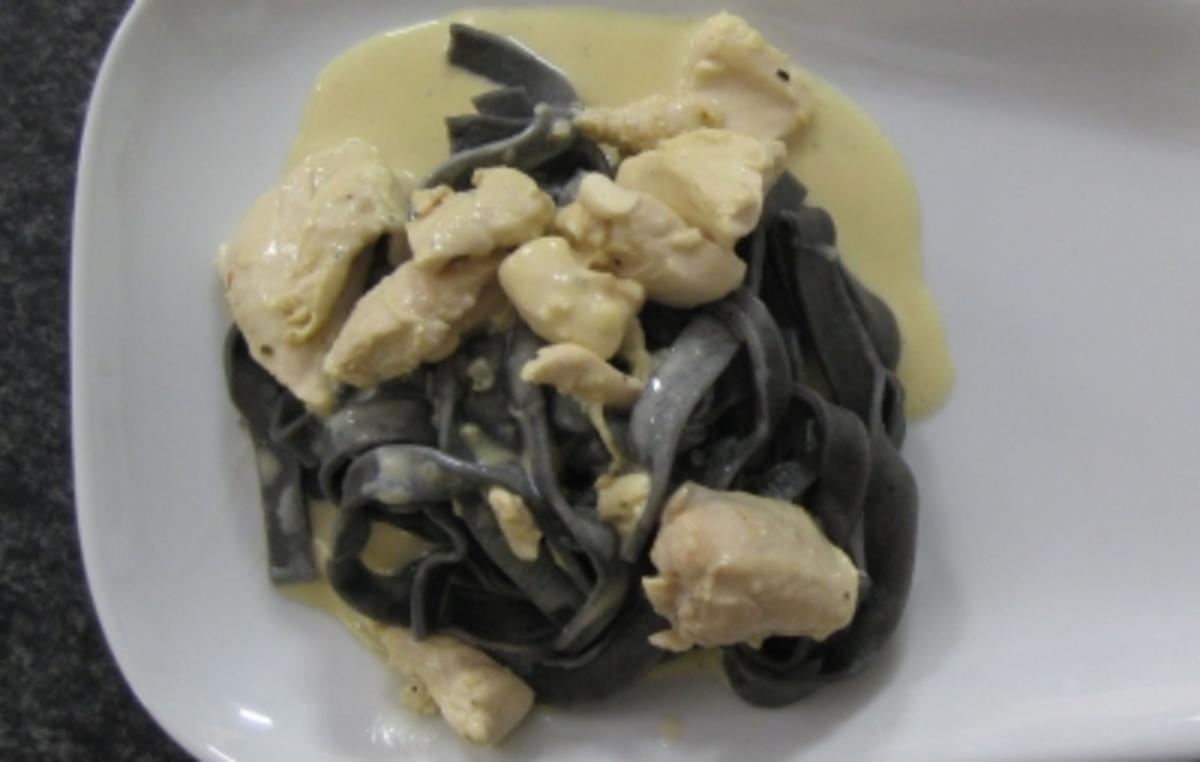 Schwarze Fetuccine mit Hähnchennuggets mit Safran-Parmesan-Sahnesoße - Rezept