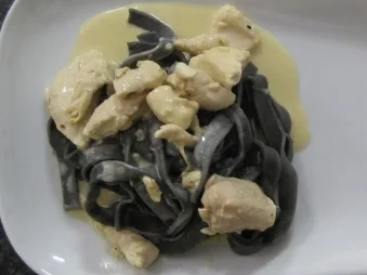 Rezept: Schwarze Fetuccine mit Hähnchennuggets mit Safran-Parmesan-Sahnesoße Schwarze Fetuccine mit Hähnchennuggets mit Safran-Parmesan-Sahnesoße - Rezept