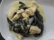 Schwarze Fetuccine mit Hähnchennuggets mit Safran-Parmesan-Sahnesoße - Rezept