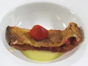 Ungarischer Fruchstrudel unter weißer Erdbeer-Schokoladenglasur - Rezept