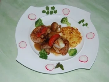 Medaillons vom Schwein mit ganzen Champignonköpfen,Broccoli an Kartoffelrösti - Rezept