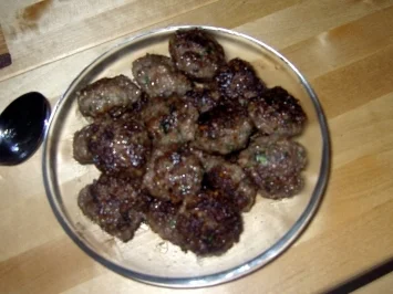 Beschwipste Hackbällchen griechischer Art - Rezept