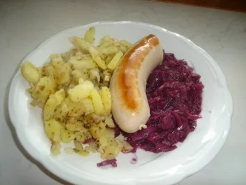 Rezept: Bratwurst mit Kartoffelschmarren und Blaukraut Bratwurst mit Kartoffelschmarren und Blaukraut - Rezept