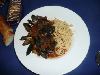 MEERESFRÜCHTE:Muscheln in Tomaten-Weißwein-soße mit Tagliatelle - Rezept