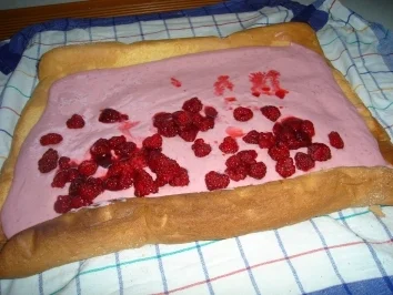 Rezept: Rosa Wolkenroulade Bild Nr. 3 Rosa Wolkenroulade - Rezept - Bild Nr. 3