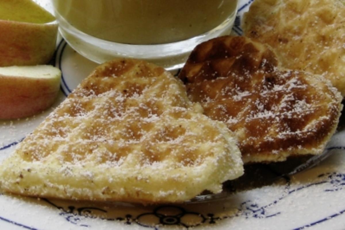 Bilder für Knusperwaffeln schmecken lecker zu Apfelmus mit Vanillekrem - Rezept