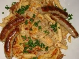 Krautspätzle mit Grillwürstchen - Rezept