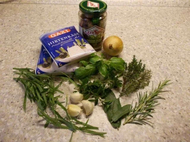 Schafskäse im Oliven-Kräuter-Bett - Rezept - Bild Nr. 2