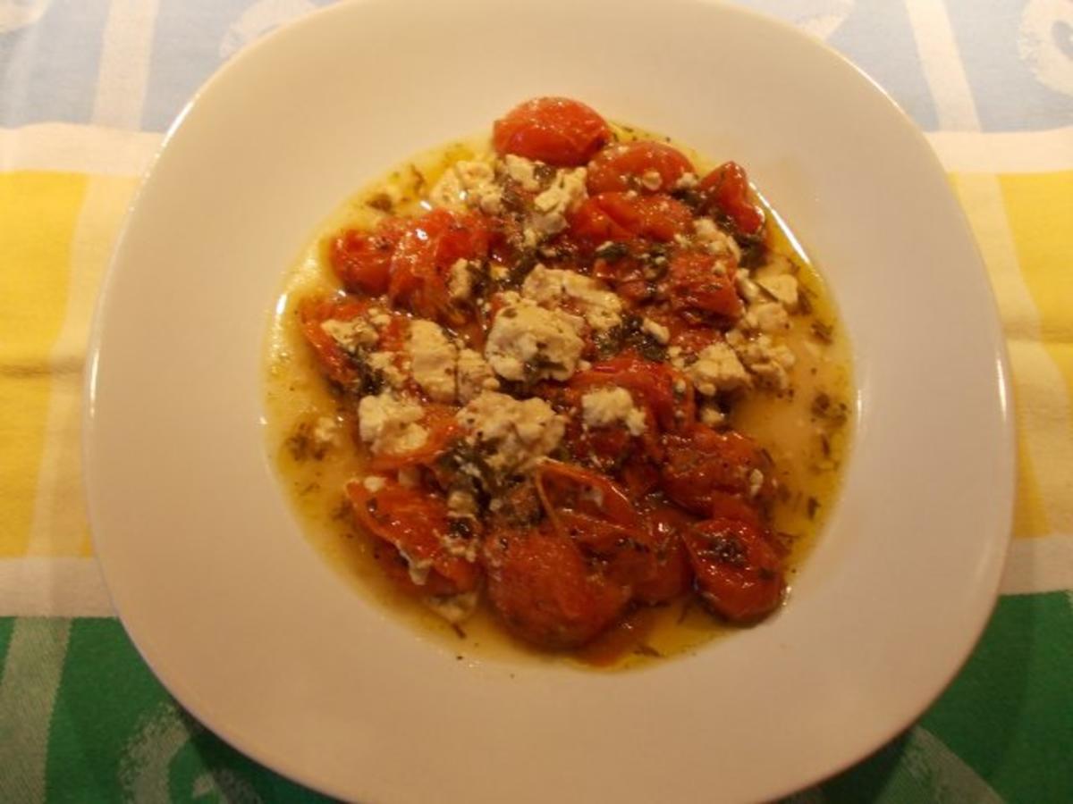 Bilder für Tomaten und Feta in Oliven-Kräuter-Öl - Rezept