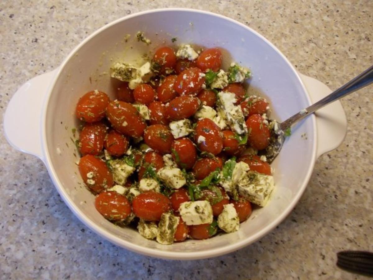 Tomaten und Feta in Oliven-Kräuter-Öl - Rezept - Bild Nr. 3