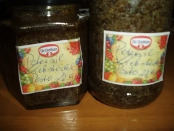 Petersilie - Liebstöckl - Pesto - Rezept
